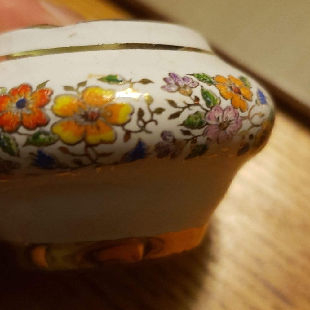 Vintage Beautiful Pill Box - Picture 5 of 5